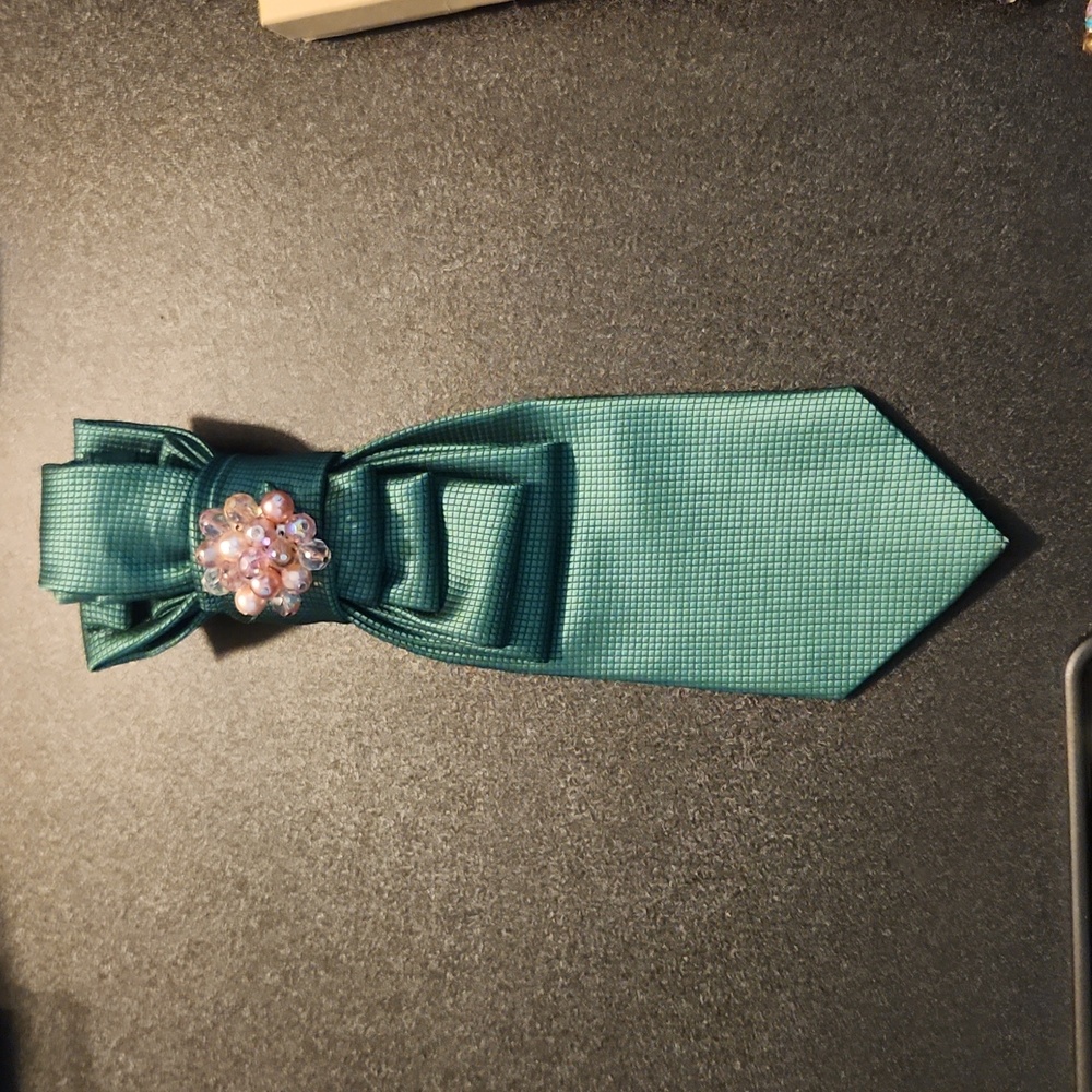 Necktie Necklace - Picture 3 of 6